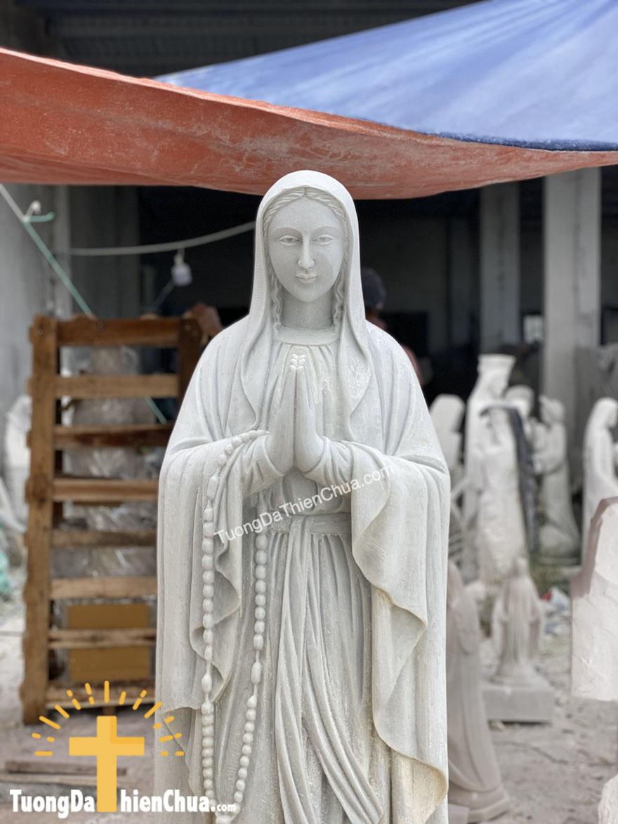 Tượng Đức Mẹ Chắp Tay bằng Đá Xám Nhẹ (LĐ-09)